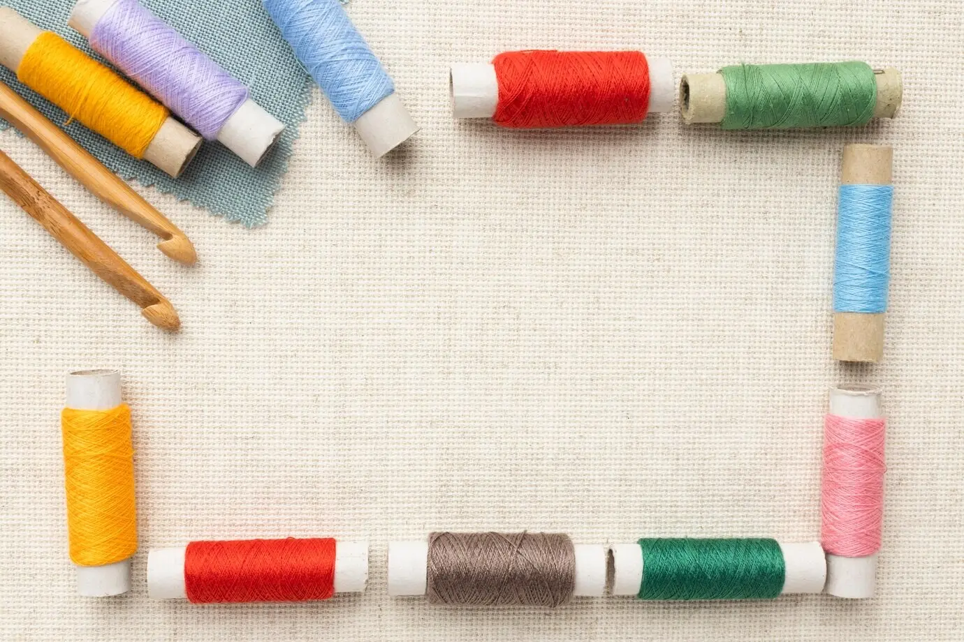 Draufsicht auf bunte Fäden mit Platz für Text