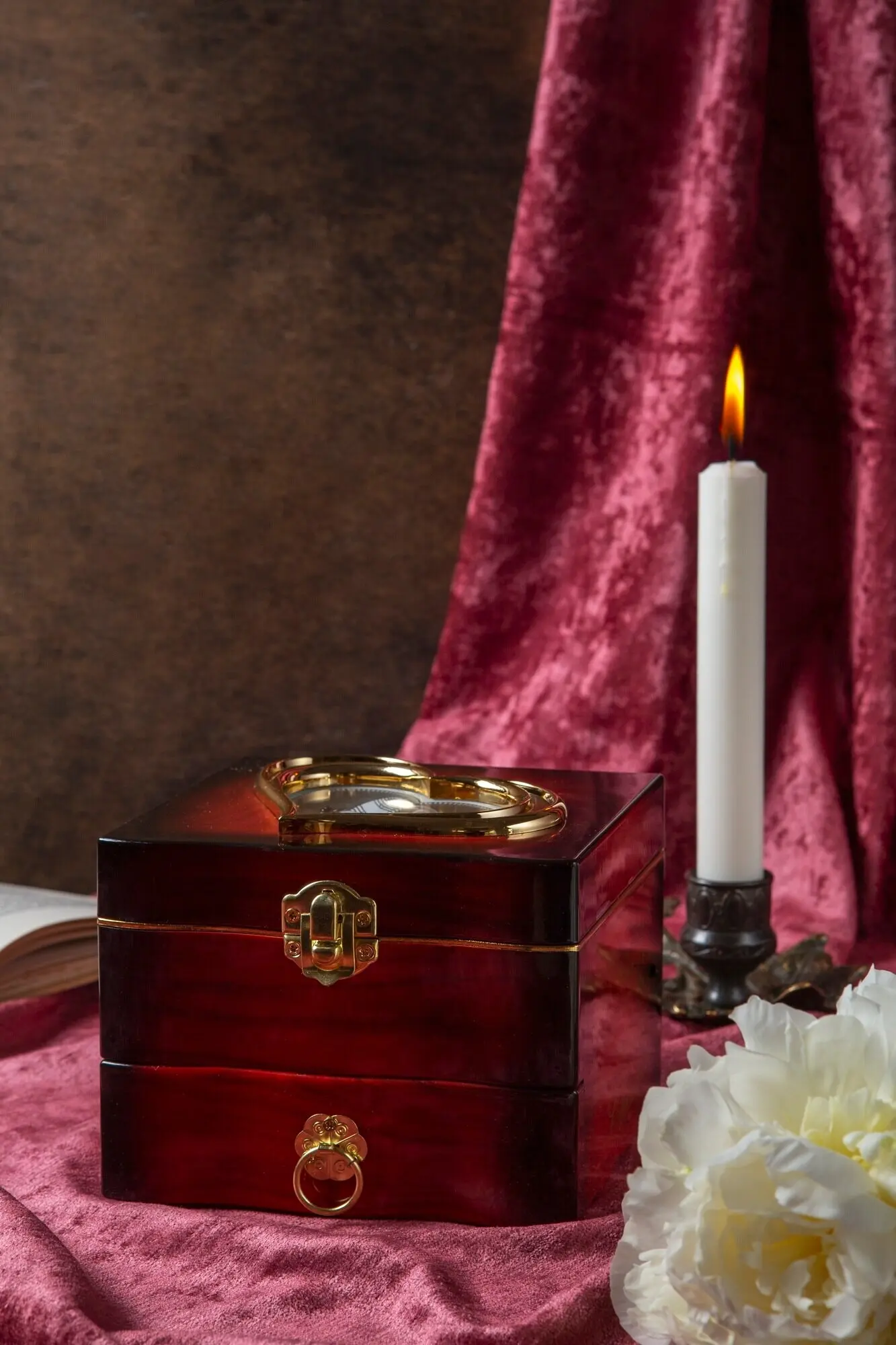 Blick auf eine Spieluhr mit bohemischem Dekor